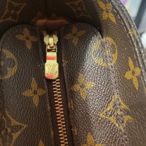 Louis Vuitton Luco Tote - Picture 10 of 10